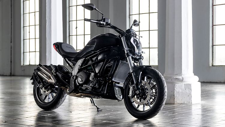 Die Benelli 502C erinnert optisch stark an die Ducati Diavel. 