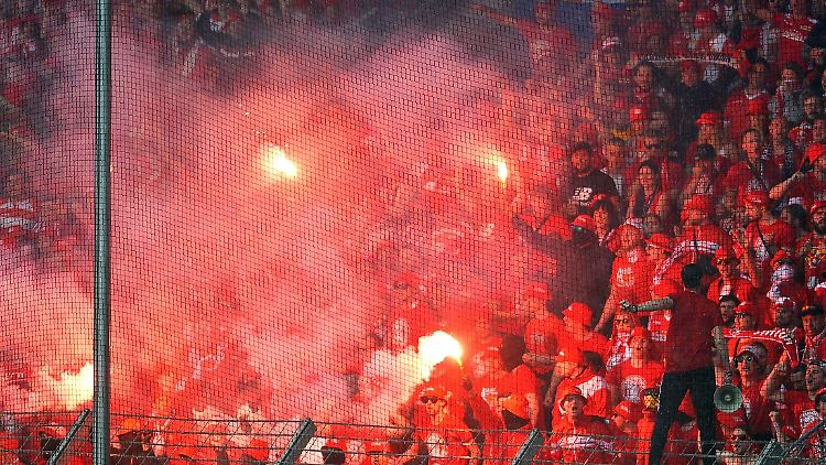 Wer kein Ticket bekommt, muss sein Feuerwerk im Wohnzimmer abbrennen. Da ist das wenigstens nicht verboten, oder? Fans des 1. FC Union Berlin am letzten Spieltag in Bochum.