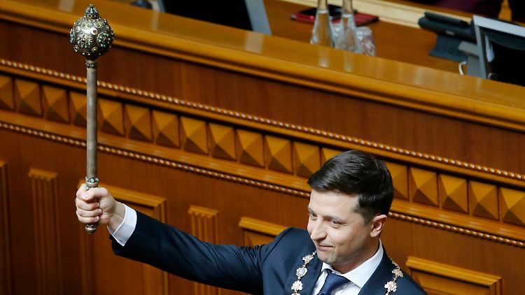 Selenskyj mit den Machtsymbolen im Parlament.