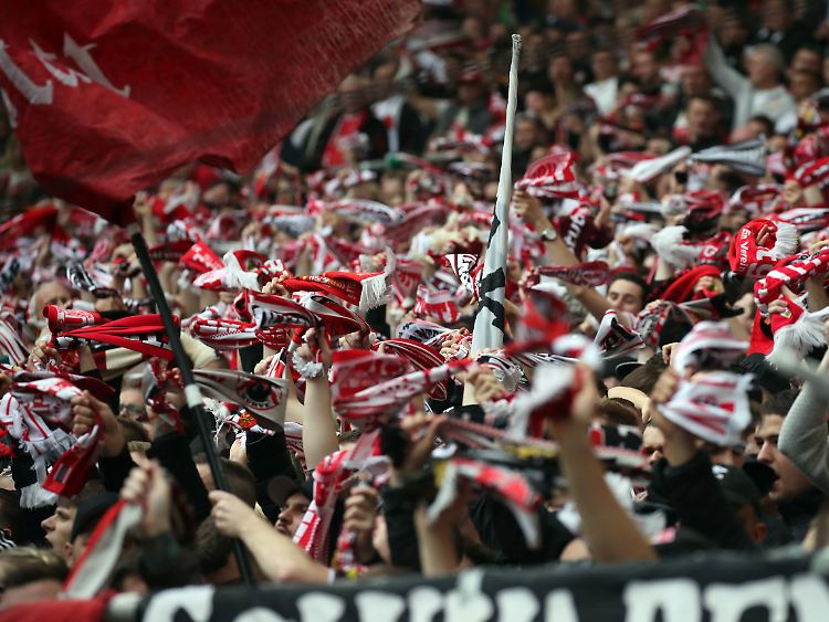 Schals zu schwenken ist überall erlaubt: Anhänger des VfB Stuttgart.