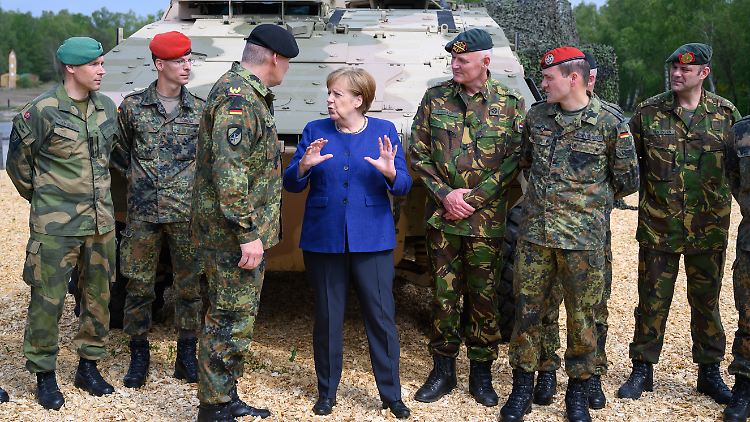Die Bundeskanzlerin sprach in Munster mit der Panzerlehrbrigade.
