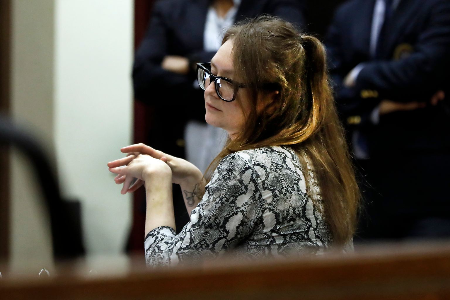 Ein noch recht frischer Fall von Hochstapelei: 2016 und 2017 mischte sich eine Mittzwanzigjährige unter die New Yorker Schickeria. Sie nannte sich Anna Delvey und gab vor, eine schwerreiche Millionenerbin zu sein. Mit ihrem selbstbewussten Auftreten gewann sie schnell das Vertrauen ihrer neuen, kaufkräftigen Bekannten. 
