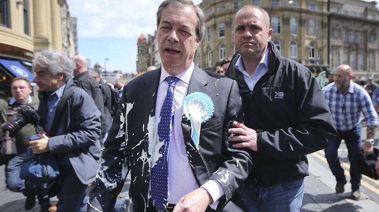 EU-Gegner Nigel Farage ist nach der Milchshake-Attacke von seinem Sicherheitspersonal weggebracht worden. 