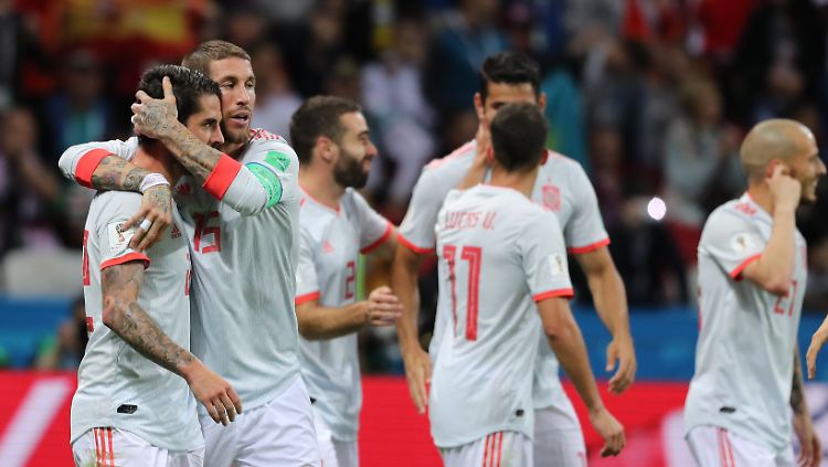 Spaniens Team feiert einen Sieg bei der Fußball-WM in Russland. Bei dem Turnier enttäuschte der Ex-Weltmeister allerdings.
