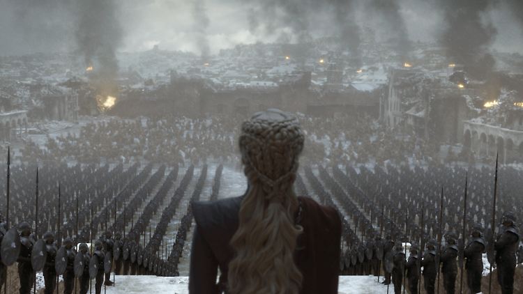 Die Rede, die Emilia Clarke hier halten muss, hat sie lange nicht schlafen lassen. 