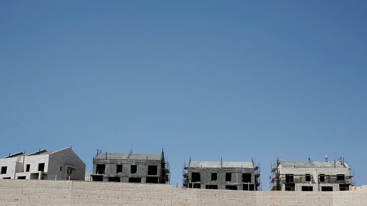 Palästinensische Arbeiter bei Bauarbeiten in der jüdischen Siedlung Givat Zeev bei Jerusalem.