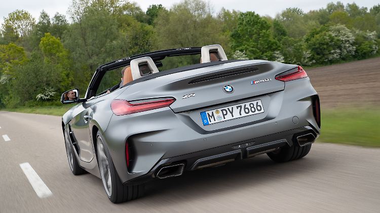Die Sound-Salven entlässt der BMW Z4 M40i achtern aus hübsch anzusehenden Endrohrverblendungen.