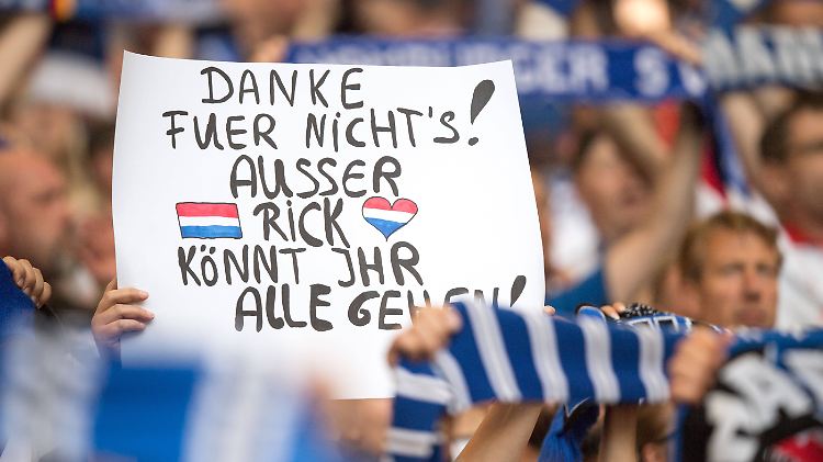 Maßlos enttäuschte HSV-Fans verkünden ihr Saisonurteil.