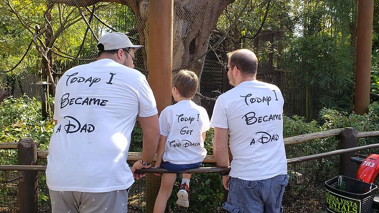 Die Shirt sollen zeigen, wie sehr sich die Väter über den Familienzuwachs freuen.