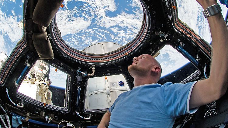 Astronaut Alexander Gerst aus Deutschland schaut auf die Erde, während seines Fluges mit der Internationalen Raumstation ISS.  