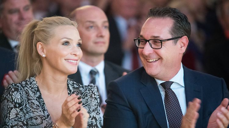 Heinz-Christian Strache entschuldigt sich bei seiner Frau Philippa Strache und sagt, er habe sich "prahlerisch wie ein Teenager" verhalten.