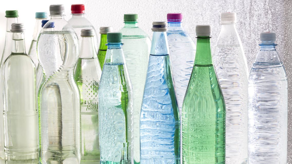 ... Getränke sollte man aus Umweltgesichtspunkten nicht in Glasflaschen kaufen, sondern idealerweise in Plastik-Mehrwegflaschen.