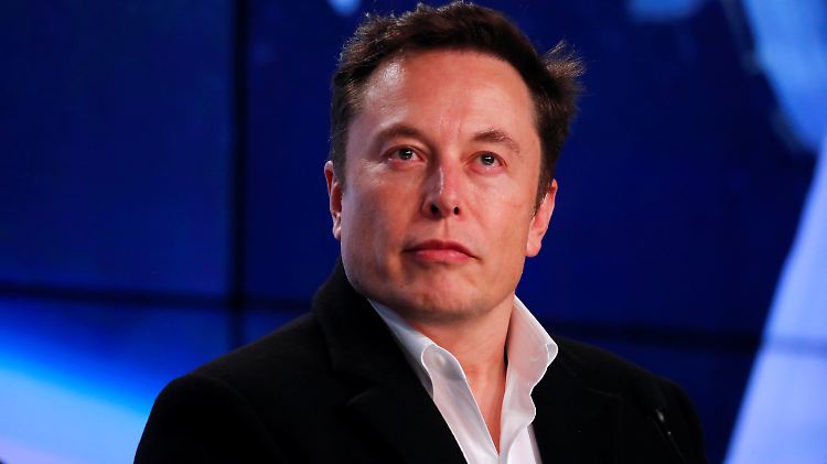 Elon Musk soll sich nicht verzetteln, fordern Analysten.