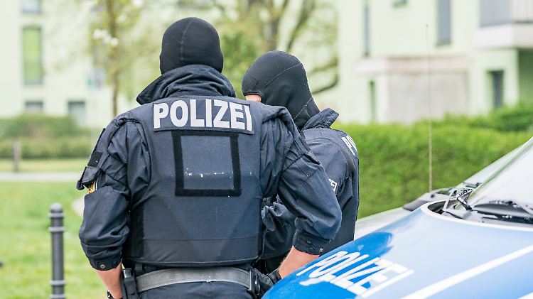 Eine Einheit zur Beweissicherung und zur Festnahme ist bei einer der Razzia, wie hier in Nordrhein-Westfalen, vor Ort.