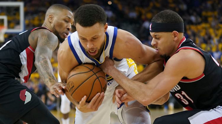Bisweilen gingen die Curry-Brüder im NBA-Halbfinale auch in den Infight. Am Ende siegte Stephen (l.) deutlich über Seth (r.).