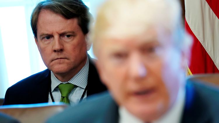 Im Schutzbereich des Präsidenten: Anwalt Donald McGahn (links).