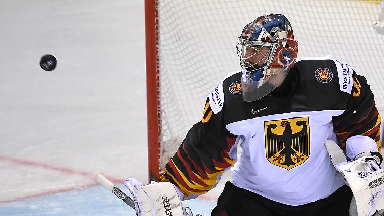 Deutschlands Goalie Grubauer wird gegen Tschechien gefordert sein.