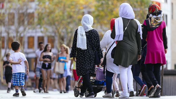 Die Zahlen zum Familiennachzug umfassen nicht nur Angehörige von Flüchtlingen - es können auch ausländische Ehepartner von deutschen Staatsbürgern darunter sein.