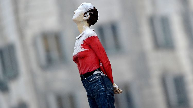Eine eingeschneite Kunstfigur in Düsseldorf.