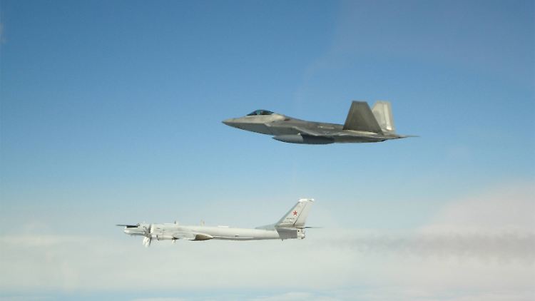 Dieses Bild von dem Zwischenfall veröffentlichte die US-Air Force. Im Hintergrund das russische Flugzeug, davor eine F-22.