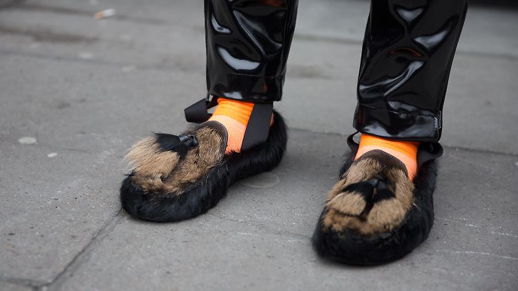 Kunst- oder Echtpelz? Bei diesen Prada-Schuhen ist dies auf den ersten Blick nicht erkennbar. 