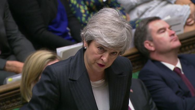 Theresa May verteidigt Brexit-Pläne und wird mit Rücktritt konfrontiert.