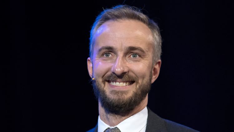 Jan Böhmermann hat die Aufmerksamkeit um seine Person geschickt für seinen Europa-Song genutzt.