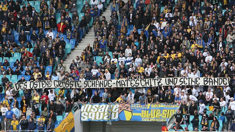 Beim Oberligaspiel 2010 zwischen Lok Leipzig und RB Leipzig kritisieren die Lok-Fans das Millionen-Projekt RB und Red-Bull-Milliardär Dietrich Mateschitz. 