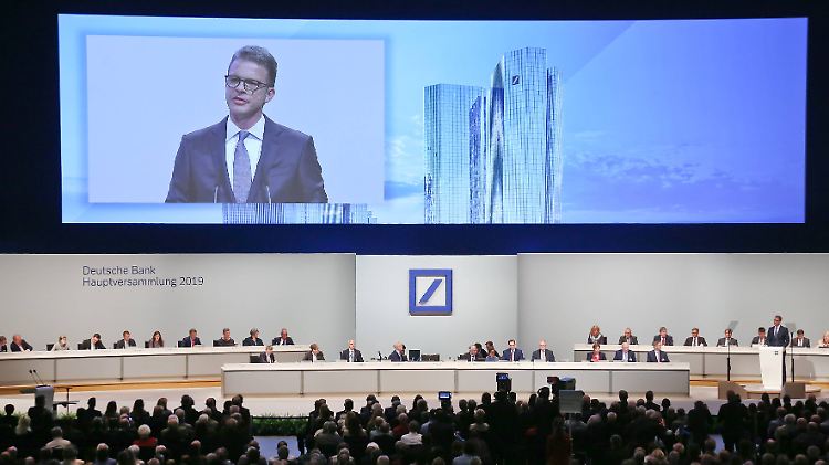 Großer Auftritt vor den Aktionären: Deutsche-Bank-Chef Christian Sewing spricht.