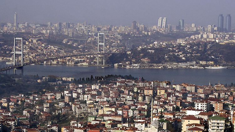 Die Fatih-Sultan-Mehmet-Brücke, die zweite Bosporusbrücke, die 1988 eingeweiht wurde. Mit dem neuen künstlichen Kanal, der parallel verlaufen soll, soll der Schiffsverkehr verringert werden. 
