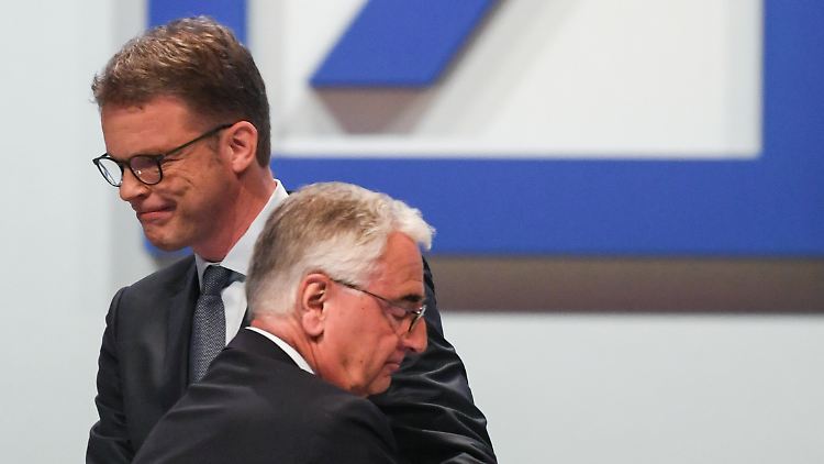 Die Deutsche Bank kommt
auch unter Vorstandschef Christian Sewing (l., hier mit  Aufsichtsratschef Paul Achleitner) nicht aus der Krise. Mit Spannung wird die Abstimmung über die Entlastung des Vorstands erwartet.