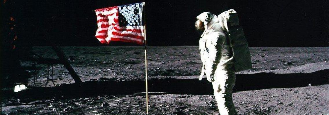 Apollo 11-Astronaut Edwin "Buzz" Aldrin steht neben der US-Flagge auf dem Mond. Foto: Nasa/EPA/pa/Archivbild