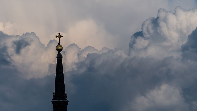 Das versteigerte Reliquienkreuz tragen etwa kirchliche Würdenträger.