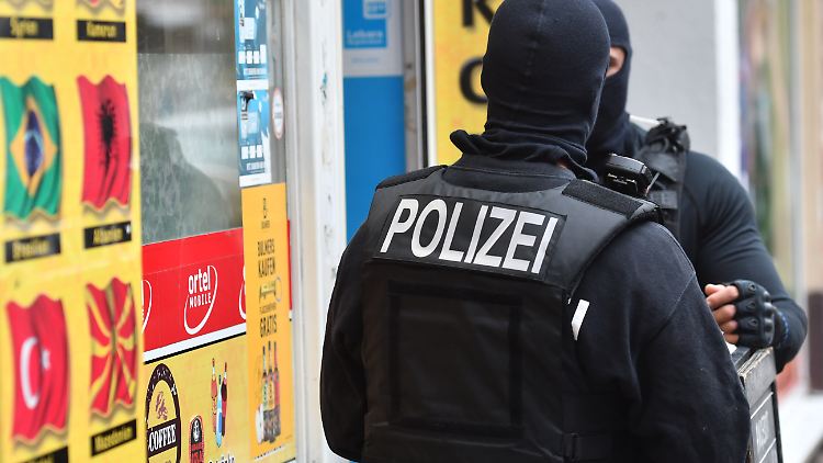 Polizisten bei einer Razzia in Berlin-Neukölln.