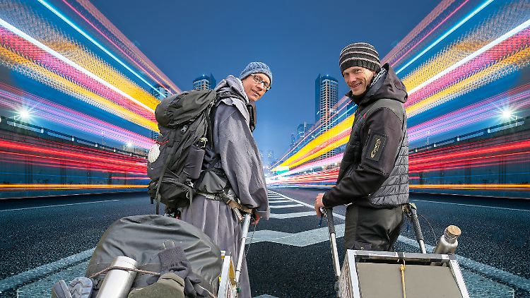 Heiko Gärtner und Tobias Krüger sind mit sogenannten Pilgerwagen unterwegs - so wandern sie seit fünf Jahren durch Europa. Das nächste Ziel: Afrika.