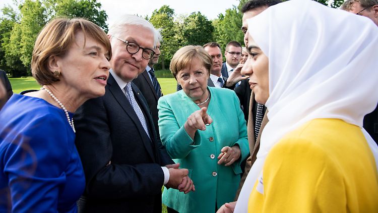 Geburtstagsparty fürs Grundgesetz in Schloss Bellevue: Bundespräsident Steinmeier begrüßt 200 Bürger und die Kanzlerin. 