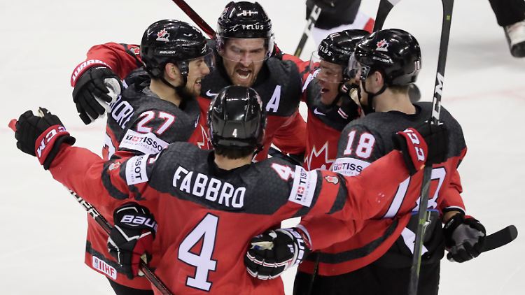 Mark Stone (oben) schießt Team Kanada ins Halbfinale der Eishockey-WM.