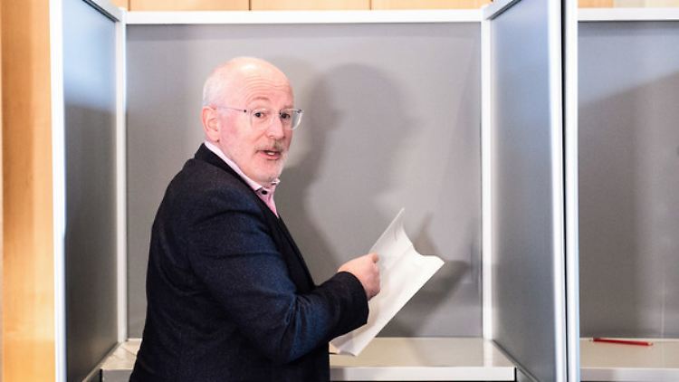 Frans Timmermans, Vize-Kommissionspräsident und Spitzenkandidat der europäischen Sozialdemokraten, gibt in seiner Heimatstadt Heerlen seine Stimme ab. 