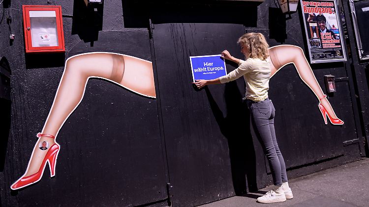 Deutschland vor der Europawahl: Die Initiative #SayYesToEurope ermöglicht die Stimmabgabe an ungewöhnlichen Orten - wie hier etwa in der Boxring-Kneipe "Zur Ritze" an der Hamburger Reeperbahn.