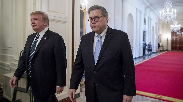 Justizminister Barr (r.) soll für Trump den Ursprüngen der Russland-Ermittlungen auf den Grund gehen. 