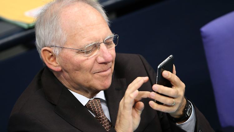 Schäuble am Smartphone: Er nutzt noch die Technik des "kreisenden Adlers".