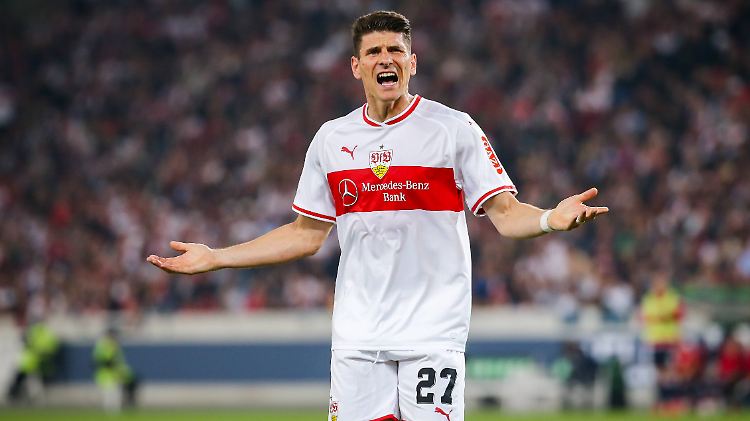 Mario Gómez gefällt die Stimmung nicht - und auch das Ergebnis des Hinspiels der Bundesliga-Relegation bereitet in Stuttgart niemandem Freude.