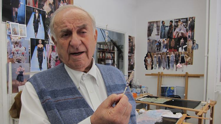 Signor Pino sorgt bei vielen Haute-Couture-Kleidern für das Tüpfelchen auf dem I.