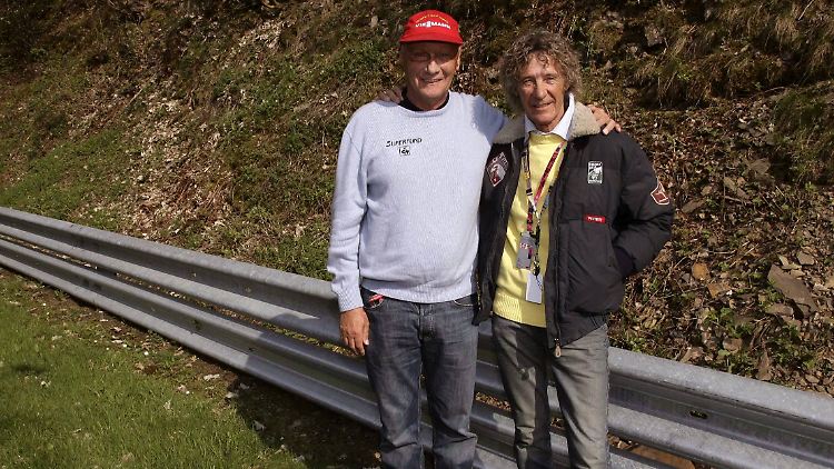 Jahrzehnte später kehren Lauda und sein Retter gemeinsam an den Ort des Unglücks zurück.