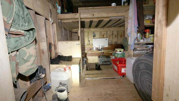 Blick in die selbstgebaute Erdbehausung in einem Steinbruch im Landkreis Lichtenfels. 