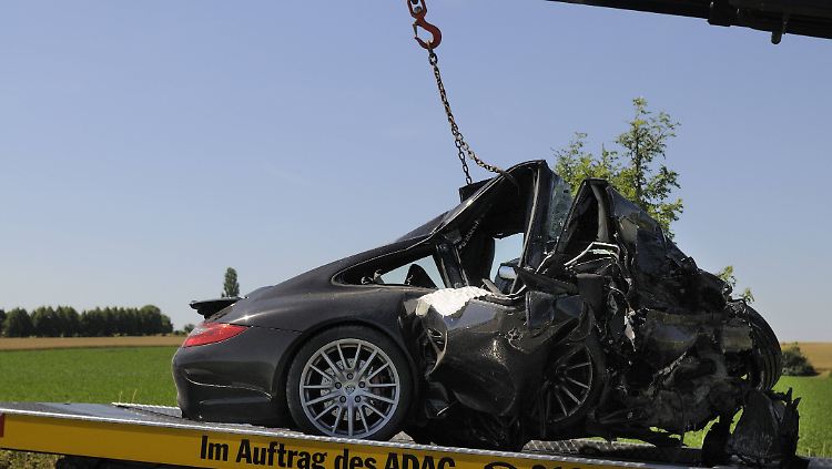Ein nach einem Unfall zerstörter Porsche Carrera. 