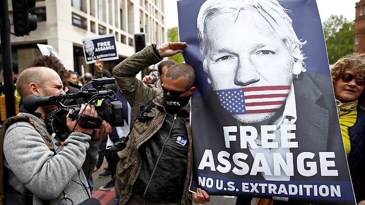 Keine Auslieferung von Assange an die USA, fordern Demonstranten in London Anfang Mai.