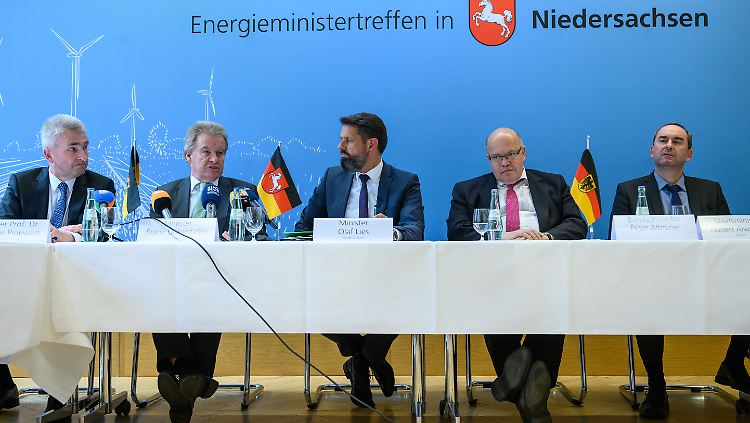 Andreas Pinkwart, Franz Untersteller, Olaf Lies, Peter Altmaier und Hubert Aiwanger (v.l.) nach dem Energieministertreffen.