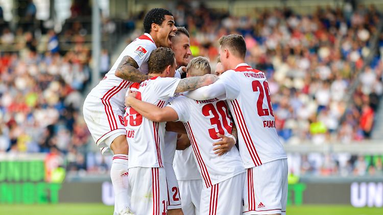 Sie können's doch noch: Der FC Ingolstadt bejubelt das 2:0 gegen den SV Wehen Wiesbaden.