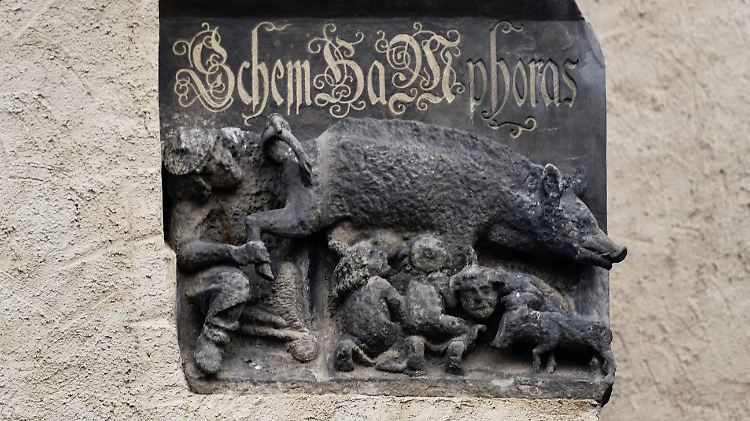 Das Relief mit der "Judensau" wird vorerst an der Stadtkirche Wittenberg bleiben. 